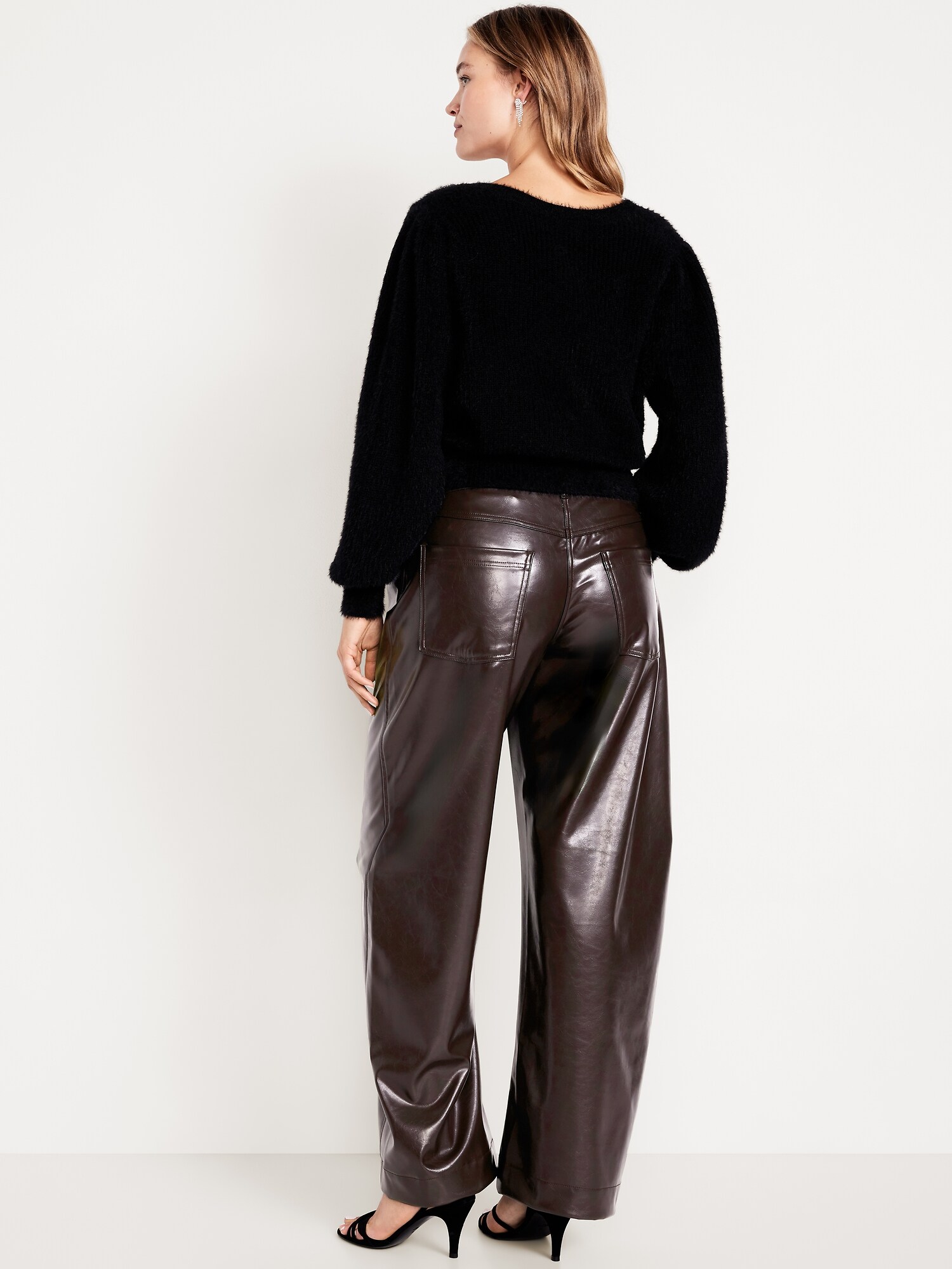 L'image numéro 7 présente Pantalon baril à taille haute en similicuir longueur cheville