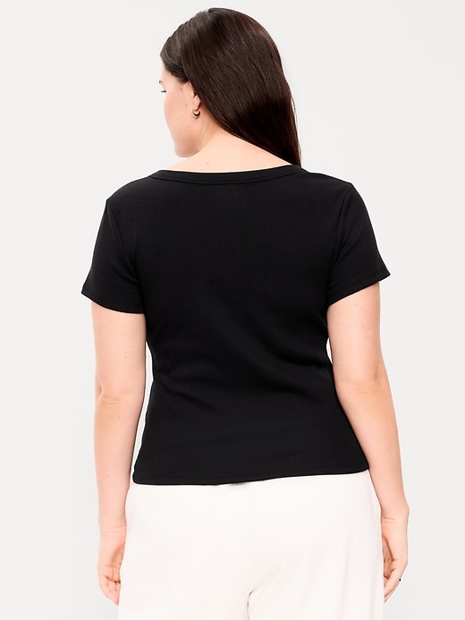 L'image numéro 6 présente T-shirt moulant à encolure en V