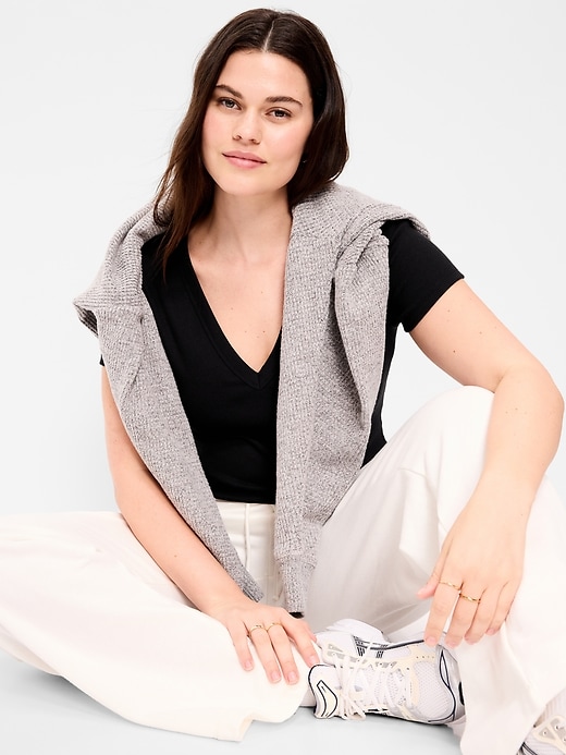 L'image numéro 3 présente T-shirt moulant à encolure en V