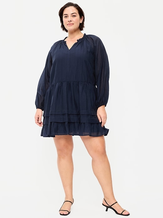 L'image numéro 9 présente Robe courte trapèze à manches longues