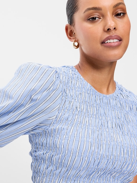 L'image numéro 4 présente Haut smocké à basque et à manches bouffantes