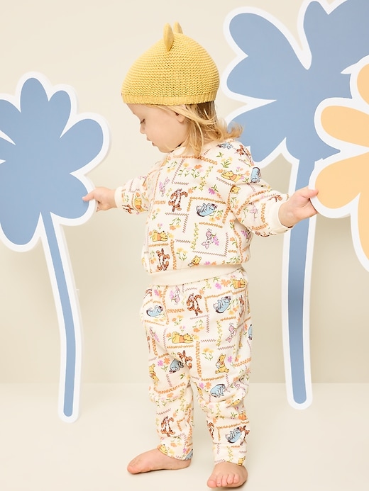 L'image numéro 1 présente Ensemble chandail et pantalon en coton ouaté Winnie l’ourson Old Navy x Disney pour bébé