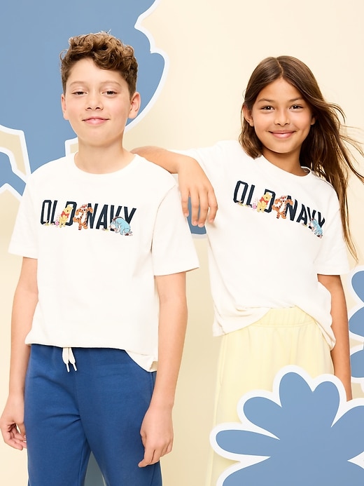 L'image numéro 1 présente T-shirt à imprimé Winnie l’ourson unisexe Old Navy x Disney pour enfant