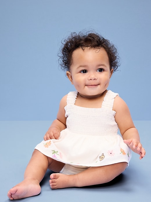 L'image numéro 1 présente Une-pièce avec jupe à smocks Winnie l’ourson Old Navy x Disney pour bébé