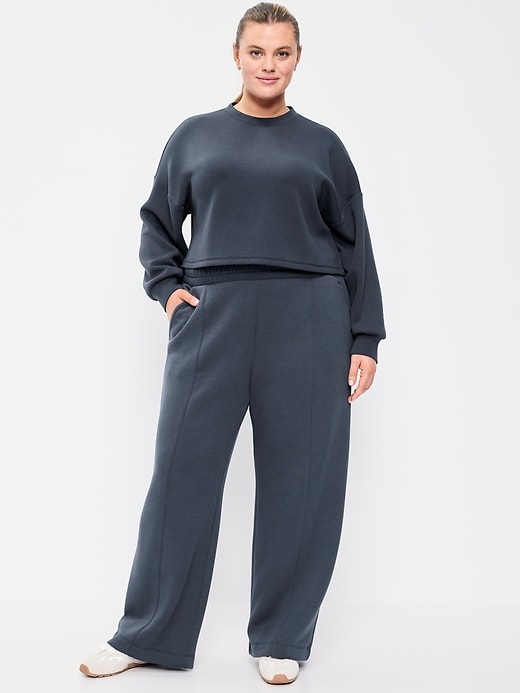 L'image numéro 7 présente Pantalon jambe large à taille haute en molleton qui reprend sa forme