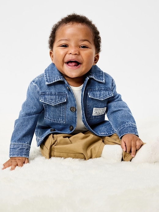L'image numéro 1 présente Veste-chemise en denim pour bébé