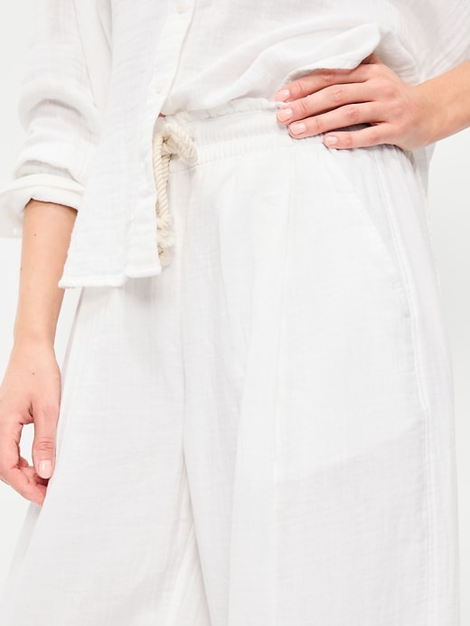 L'image numéro 4 présente Pantalon coupe baril jambe large à taille haute en gaze froissée