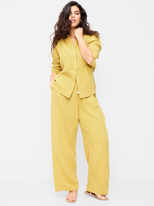 L'image numéro 5 présente Pantalon coupe baril jambe large à taille haute en gaze froissée