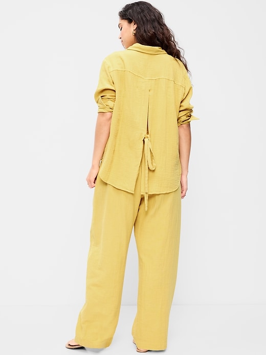 L'image numéro 6 présente Pantalon coupe baril jambe large à taille haute en gaze froissée