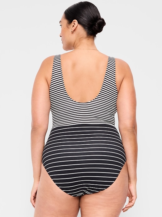 L'image numéro 8 présente Maillot de bain une-pièce texturé à découpe