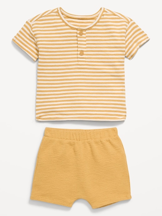 L'image numéro 2 présente Ensemble haut henley et short en tricot jacquard pour bébé