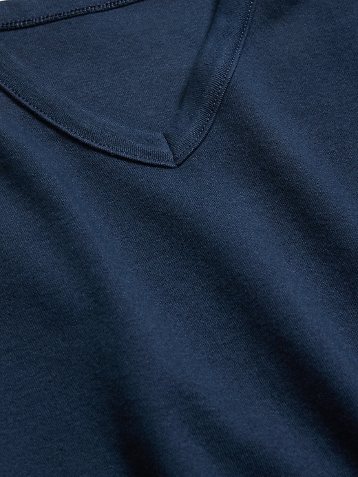 Image number 4 showing, Snug V-Neck Crop T-Shirt