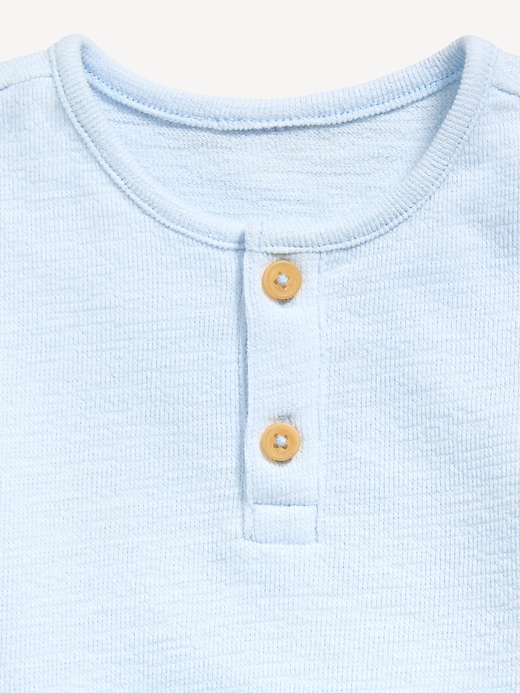 L'image numéro 3 présente Ensemble haut henley et short en tricot jacquard pour bébé