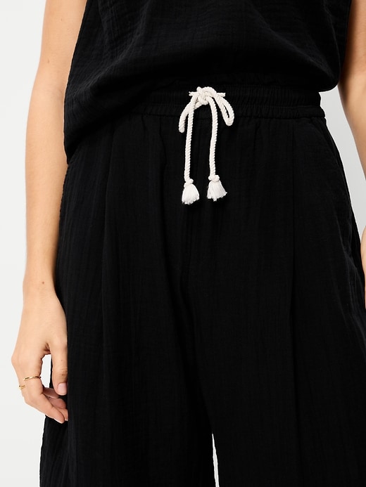 L'image numéro 4 présente Pantalon coupe baril jambe large à taille haute en gaze froissée