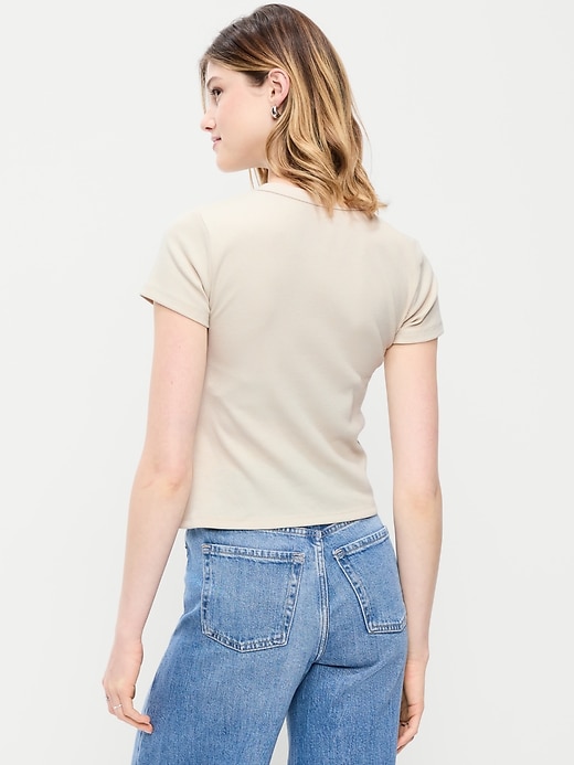 L'image numéro 2 présente T-shirt moulant à imprimé