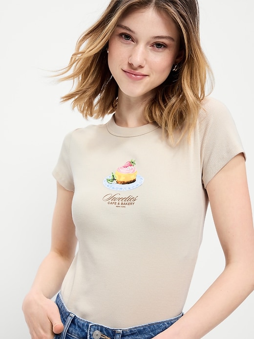 L'image numéro 3 présente T-shirt moulant à imprimé