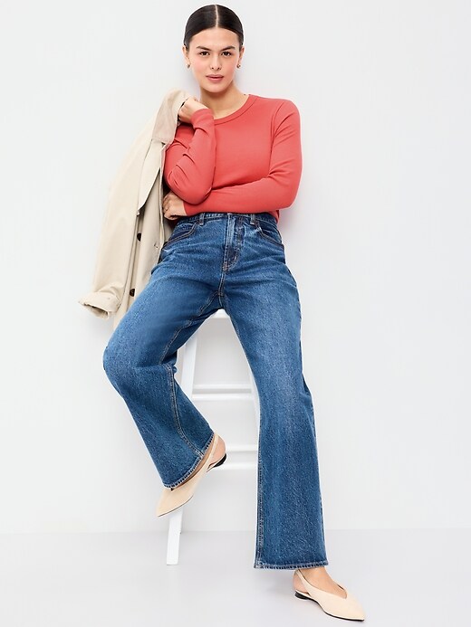 L'image numéro 3 présente T-shirt ajusté à col rond et à manches longues