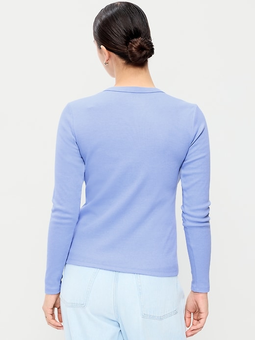 L'image numéro 4 présente T-shirt ajusté à col rond et à manches longues