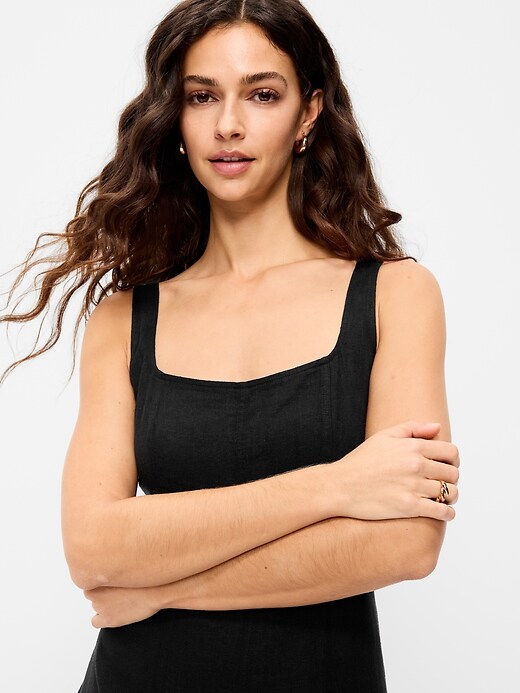 L'image numéro 5 présente Robe mi-longue ajustée et évasée en mélange de lin à coutures apparentes