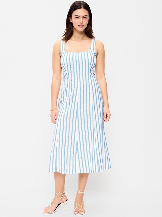 L'image numéro 6 présente Robe mi-longue ajustée et évasée sans manches en mélange de lin