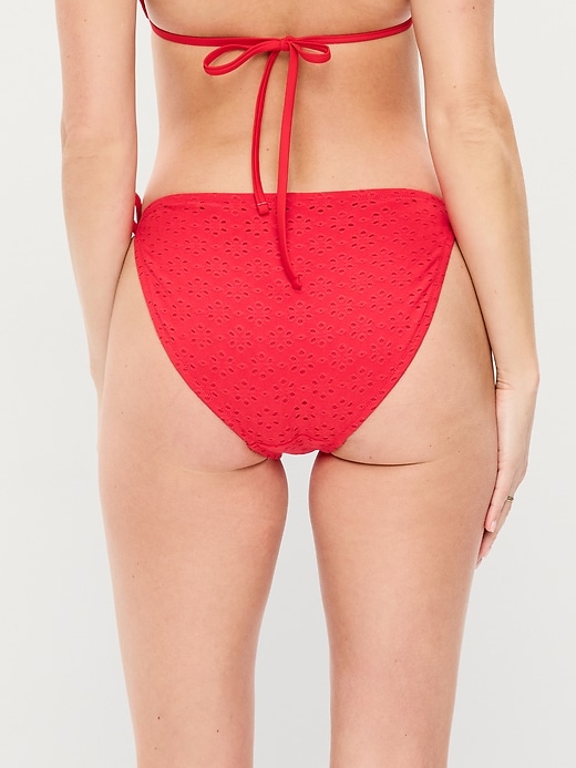 L'image numéro 2 présente Bas de bikini à broderie anglaise noué sur le côté