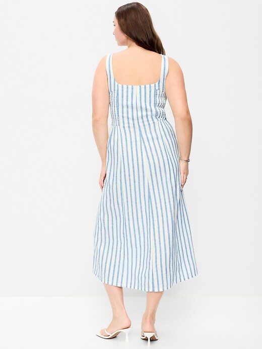 L'image numéro 8 présente Robe mi-longue ajustée et évasée sans manches en mélange de lin