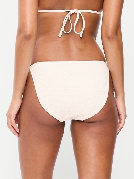 L'image numéro 2 présente Bas de bikini à broderie anglaise noué sur le côté