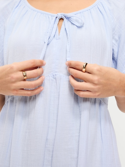 L'image numéro 4 présente Robe trapèze courte à manches flottantes