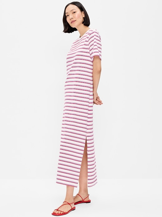 L'image numéro 3 présente Robe t-shirt longue rétro ras du cou