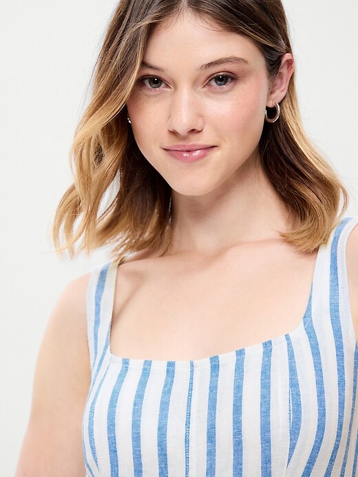 L'image numéro 5 présente Robe mi-longue ajustée et évasée sans manches en mélange de lin