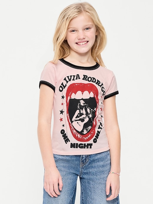 L'image numéro 1 présente T-shirt ajusté côtelé à bords contrastants à imprimé Olivia Rodrigo™ pour fille