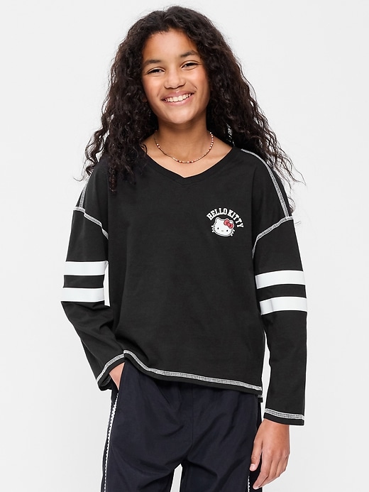 L'image numéro 1 présente T-shirt à encolure en V à imprimé Hello Kitty® pour fille