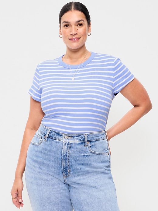 L'image numéro 7 présente T-shirt moulant côtelé ras du cou