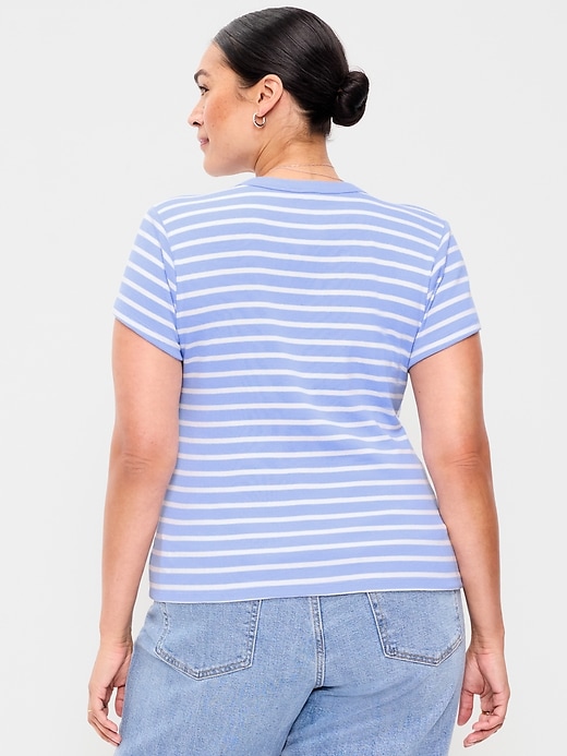 L'image numéro 8 présente T-shirt moulant côtelé ras du cou