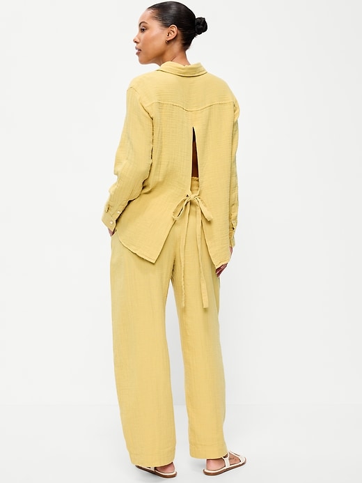 L'image numéro 3 présente Pantalon coupe baril jambe large à taille haute en gaze froissée