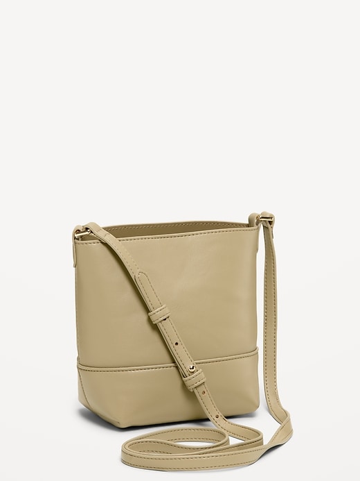 L'image numéro 1 présente Petit sac à godet bon chic bon genre