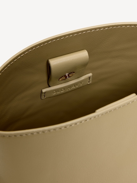 L'image numéro 4 présente Petit sac à godet bon chic bon genre