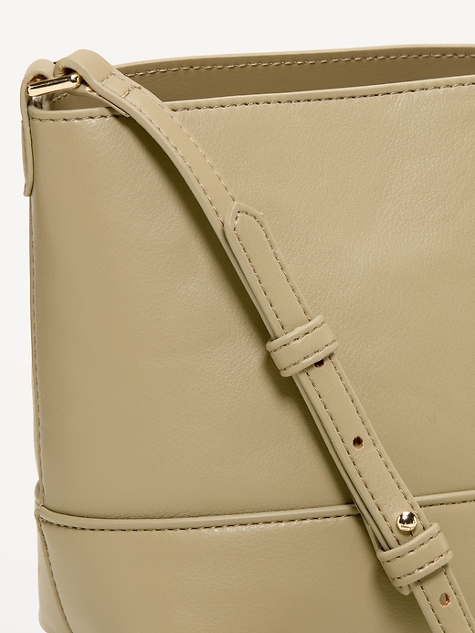 L'image numéro 5 présente Petit sac à godet bon chic bon genre