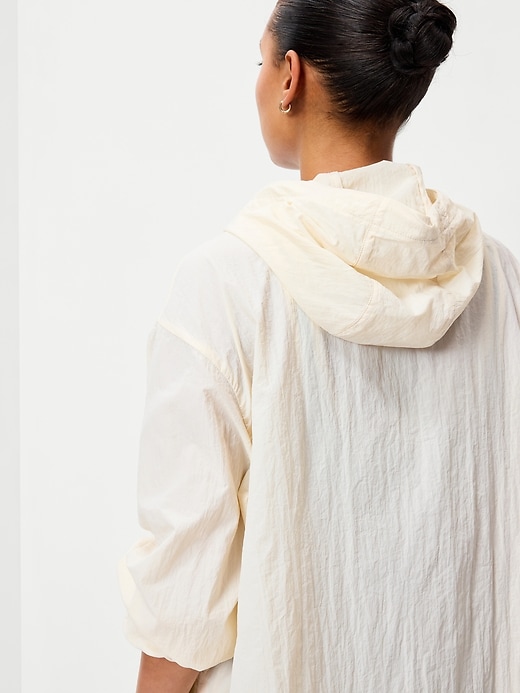 L'image numéro 7 présente Trench ample à capuchon