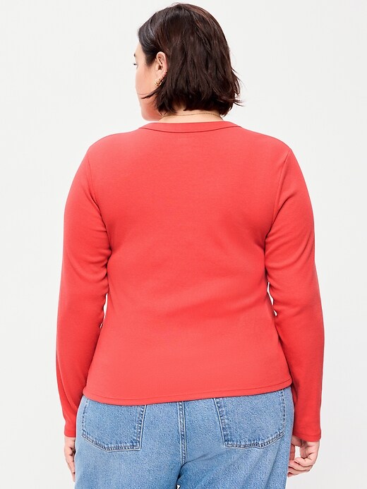 L'image numéro 8 présente T-shirt ajusté à col rond et à manches longues