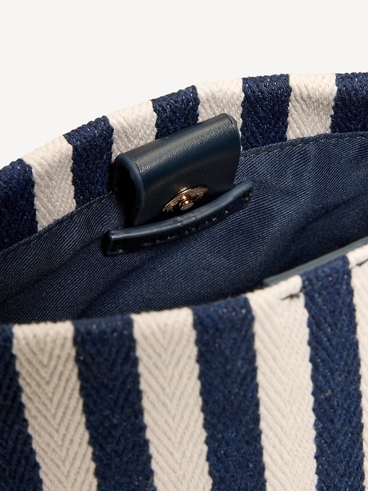 L'image numéro 4 présente Petit sac à godet bon chic bon genre