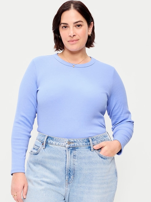 L'image numéro 7 présente T-shirt ajusté à col rond et à manches longues