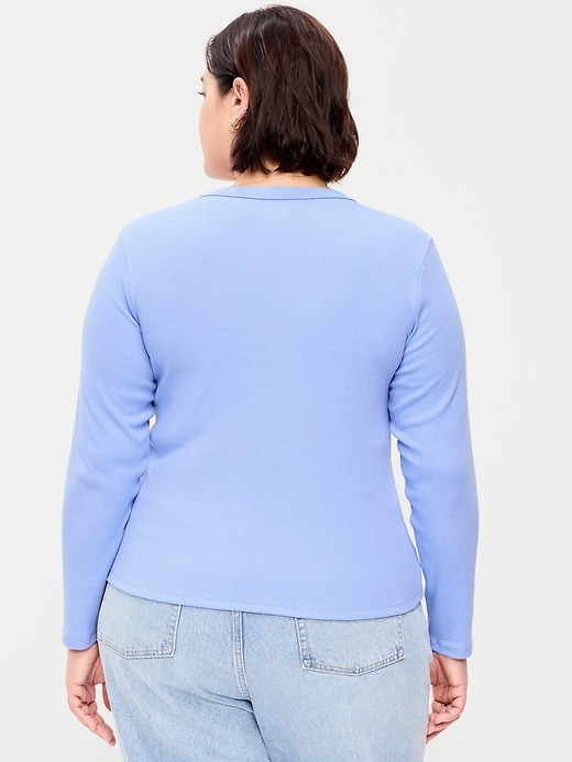 L'image numéro 8 présente T-shirt ajusté à col rond et à manches longues