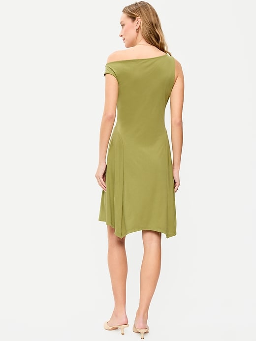 L'image numéro 2 présente Robe courte à épaules asymétriques de maternité