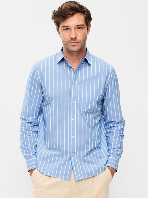 L'image numéro 1 présente Chemise passe-partout coupe classique en popeline à rayures