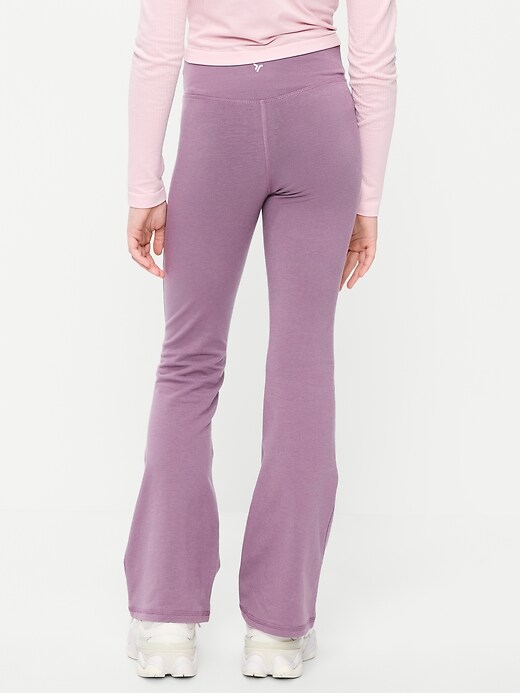 L'image numéro 2 présente Legging PowerChill jambe évasée à taille haute croisée pour fille