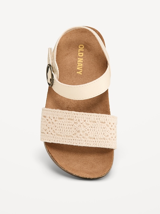 L'image numéro 2 présente Sandales à bride en crochet pour toute-petite