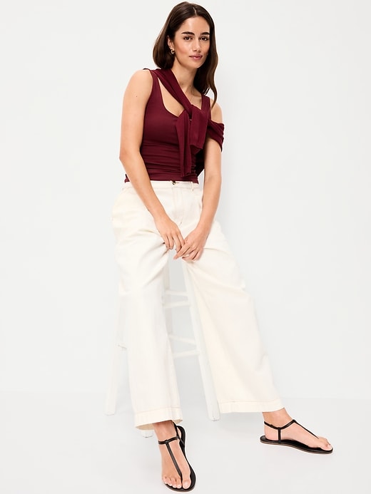 L'image numéro 3 présente Camisole à encolure dégagée en tissu sculptant double épaisseur