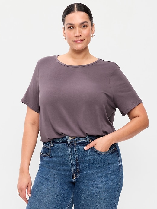 L'image numéro 4 présente T-shirt luxueux ras du cou pour Femme