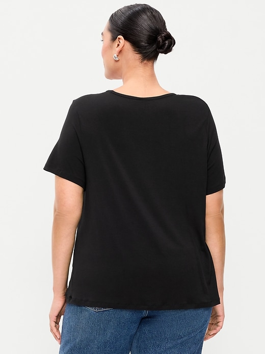 L'image numéro 6 présente T-shirt luxueux ras du cou pour Femme